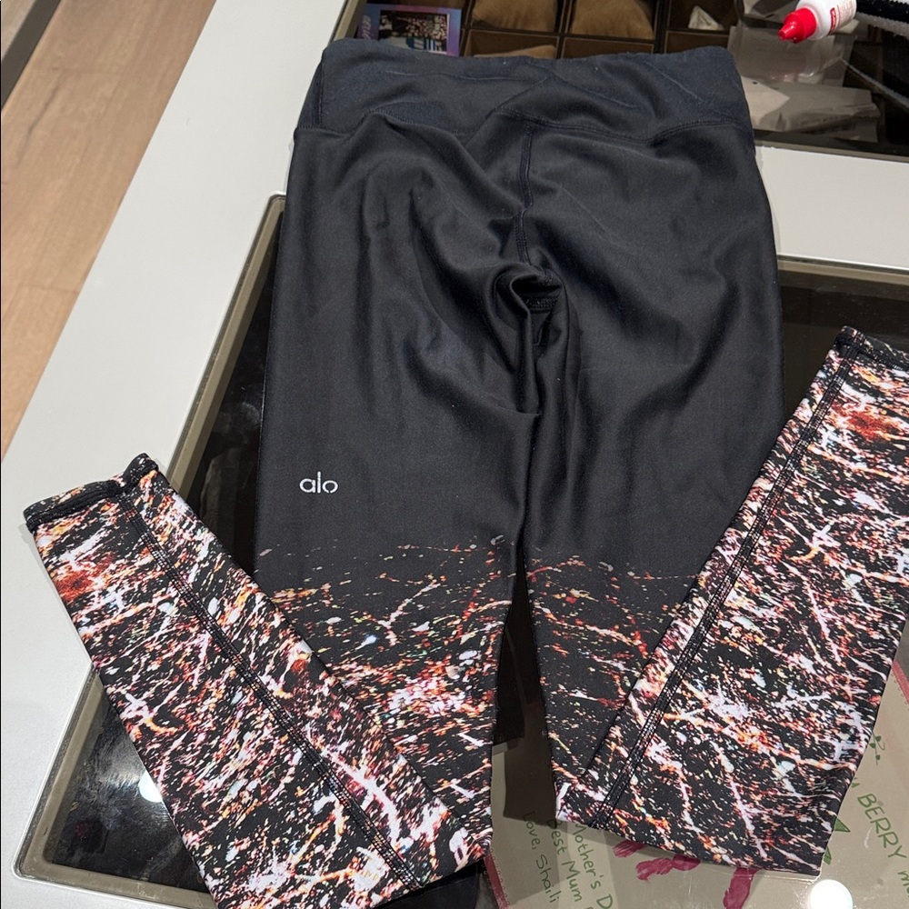 ALO Yoga women Black Leggings with Vibrant Pattern